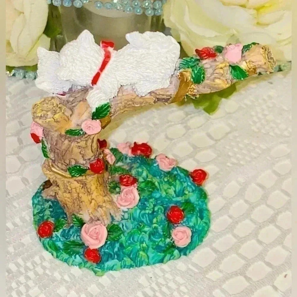 🌸 Vintage ceramic figurine of 2 playful kittens  on a tree 🌸 Hand painted 🌸 - Picture 3 of 7